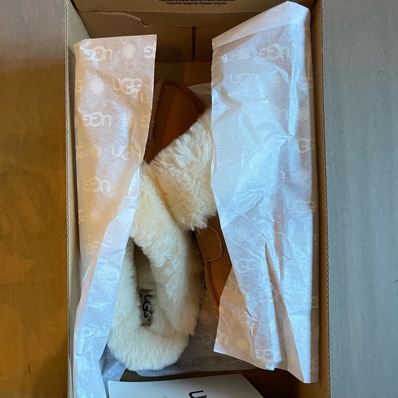 Slip-on UGGs brand new in box - Picture 2 of 3